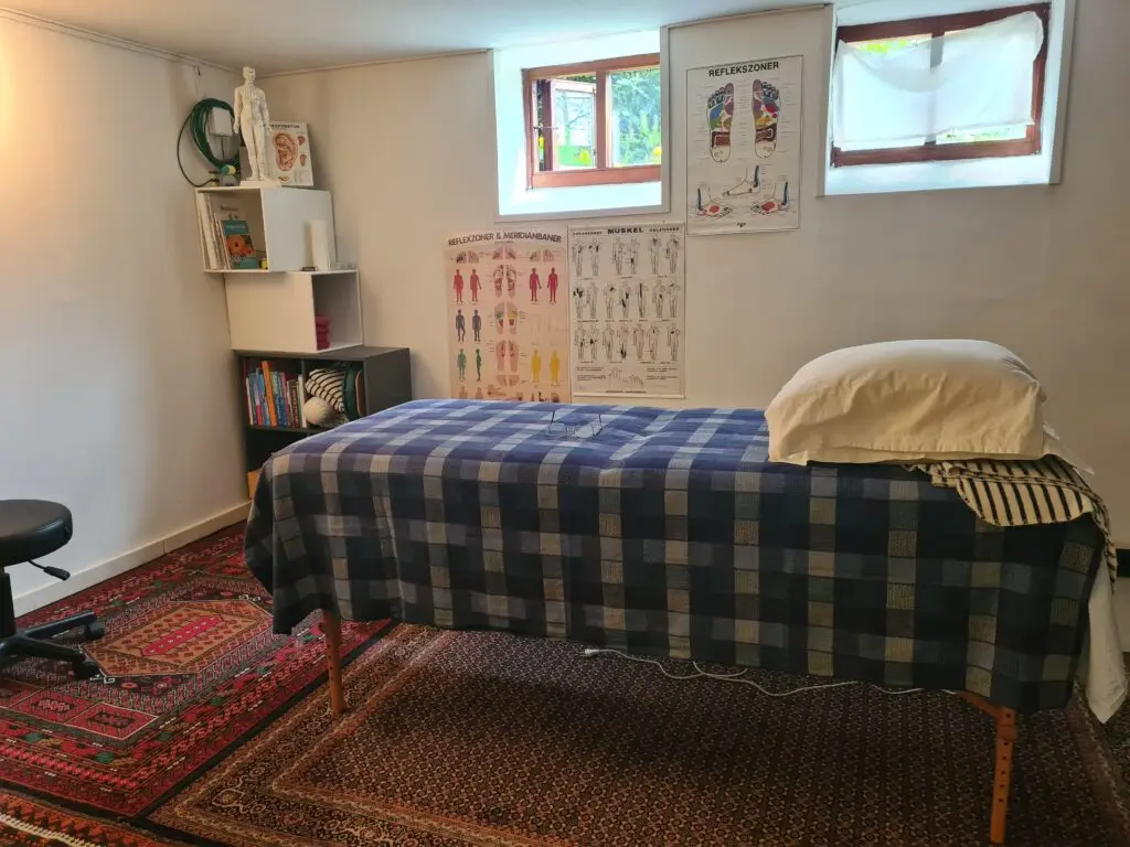 Behandlingsrum med briks i Krøyer Zoneterapis klinik på Frederiksberg